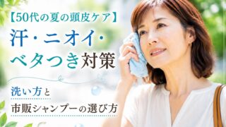 夏の外出時に汗を拭いている50代女性