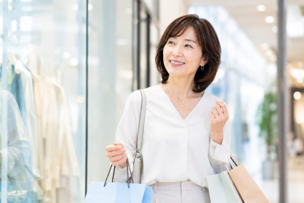 ショッピングを楽しむ50代女性