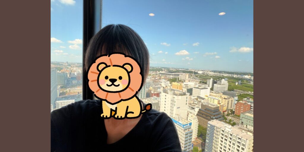 窓辺で写真を撮る女性