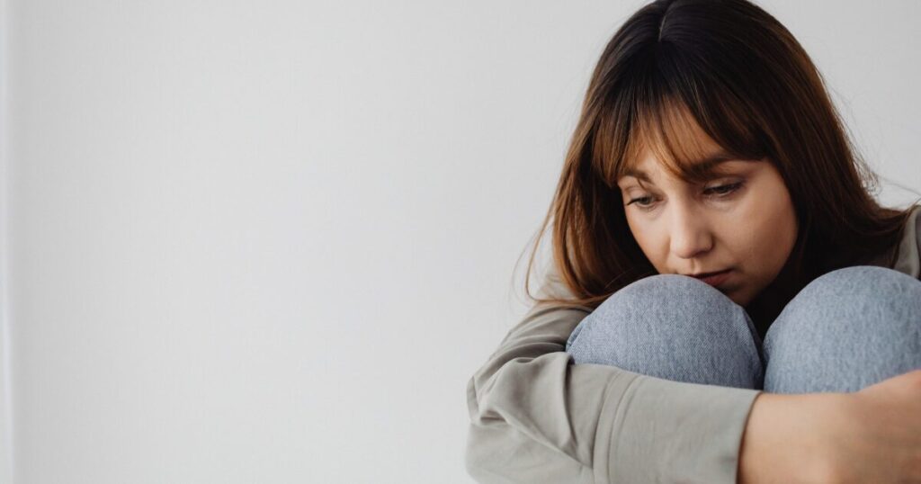 悲しそうな女性